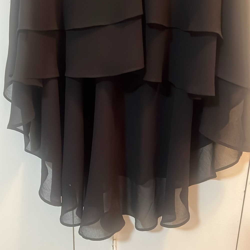 Bebe HiLow Ruffle blouse - Picture 4 of 4
